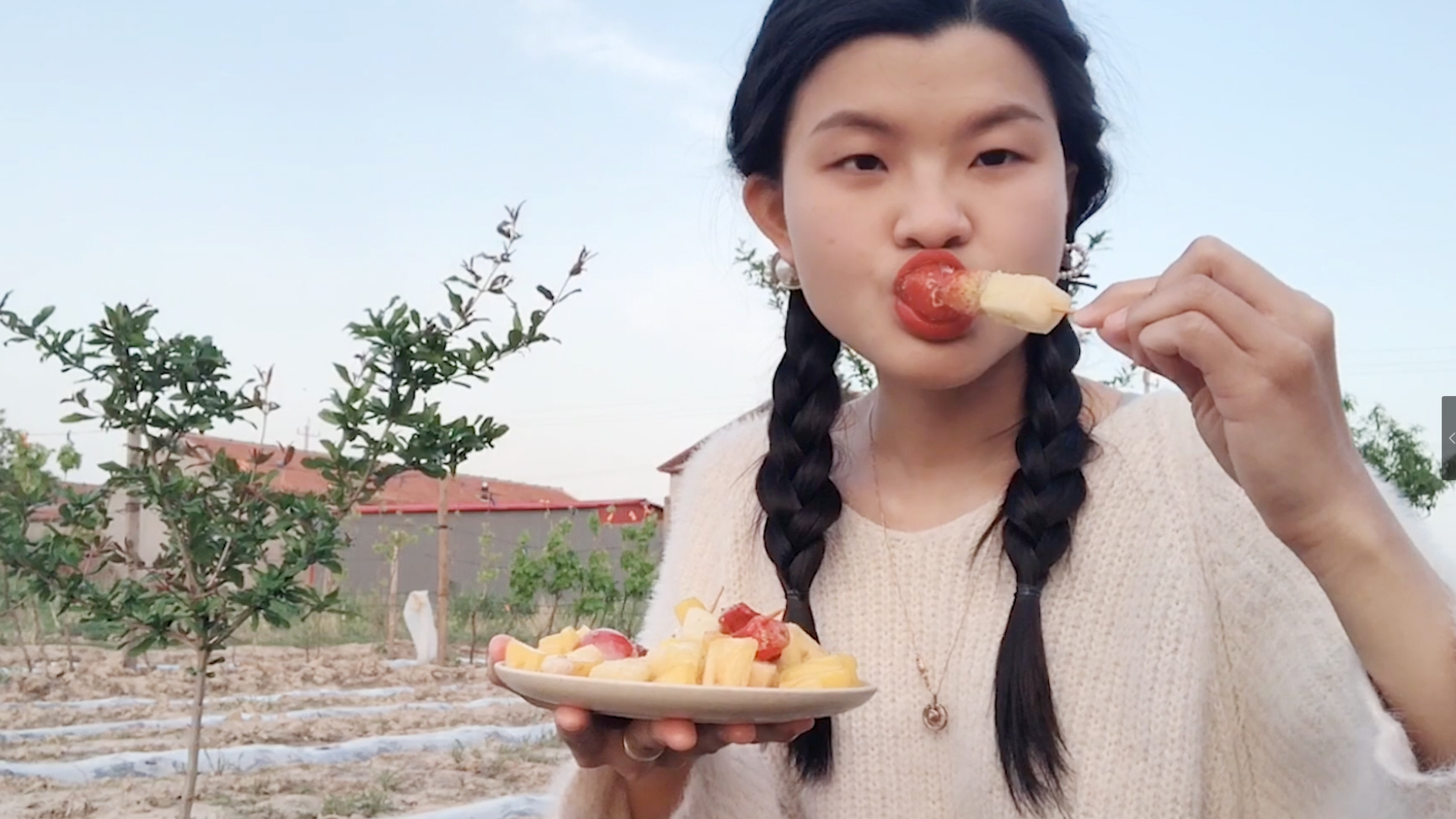 越南媳妇嫁到中国,学会做糖葫芦,看看是地道的糖葫芦吗?